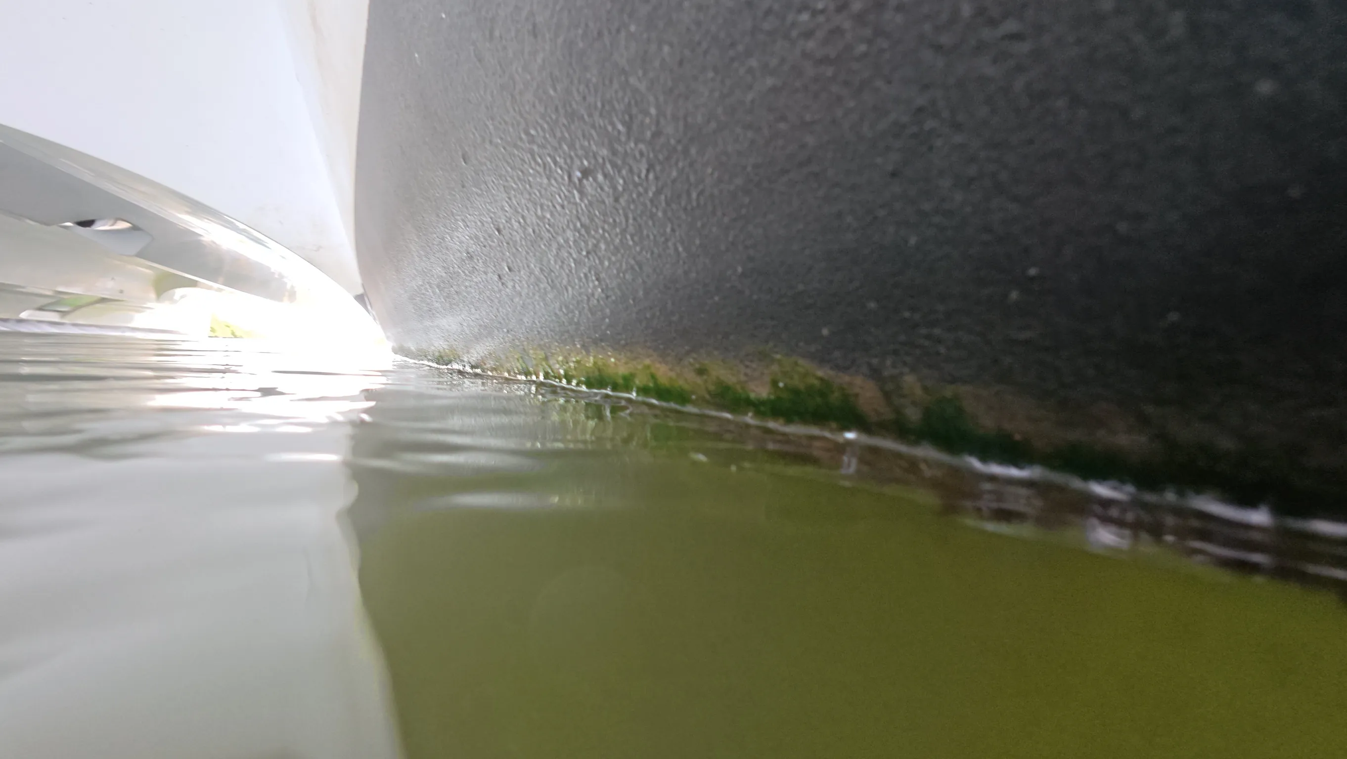 Underwater hull scrubbing service in Cutler Bay, FL