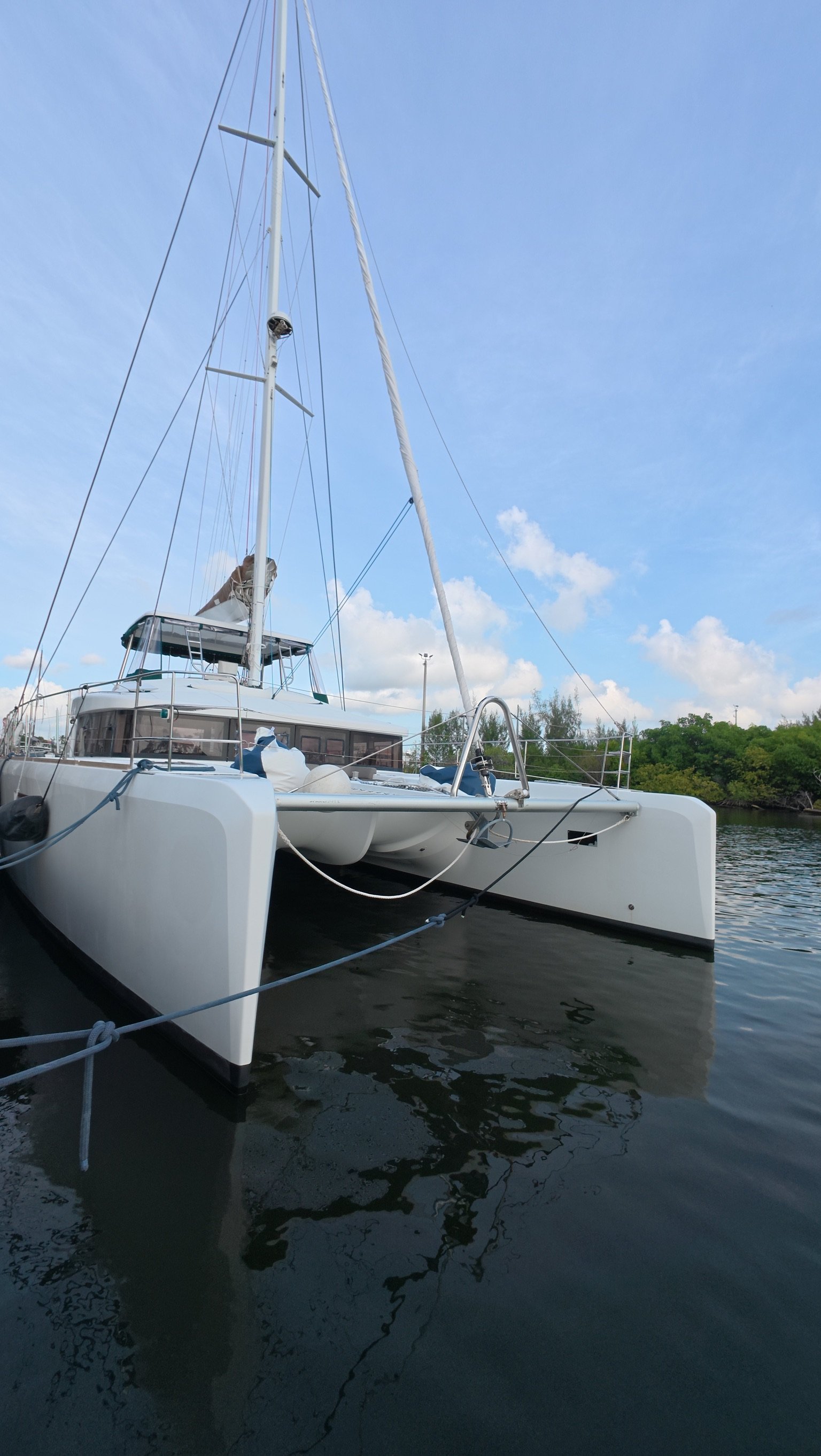 Underwater hull cleaning service on a boat in Aventura, FL