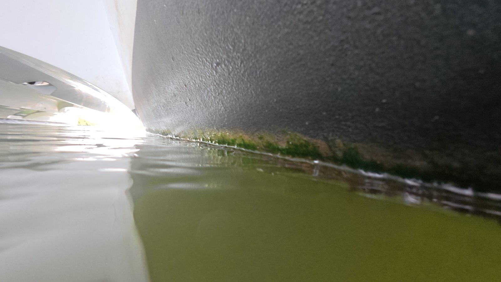 Underwater hull scrubbing service in Cutler Bay, FL